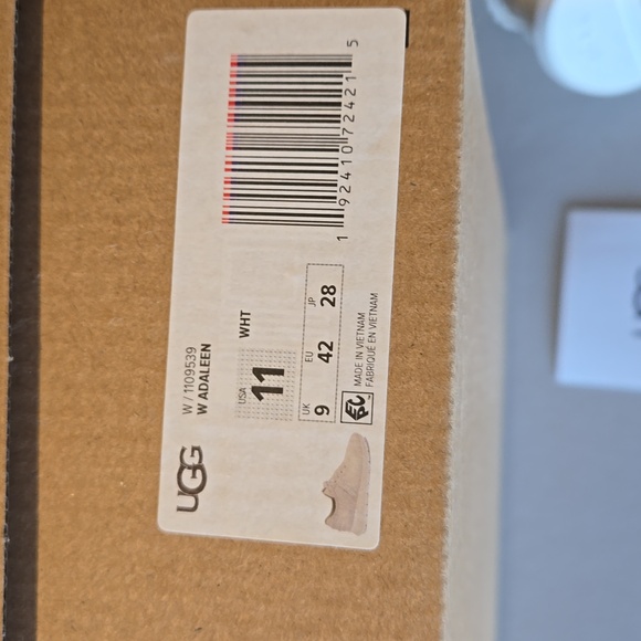 UGG women's Adaleen sneakers, size 11, new in box - Picture 8 of 8
